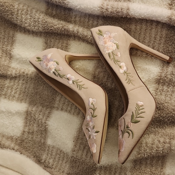 Ladies heels, 3 inches, never worn size 6.5 - Picture 2 of 3